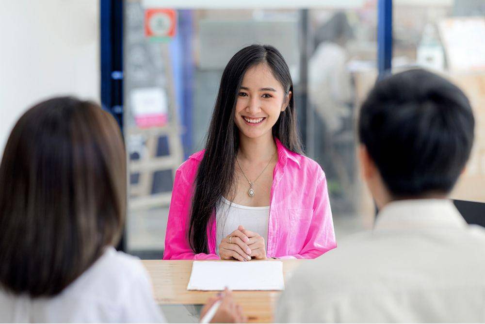 Seorang wanita sedang interview kerja (Shutterstock.com/nampix)