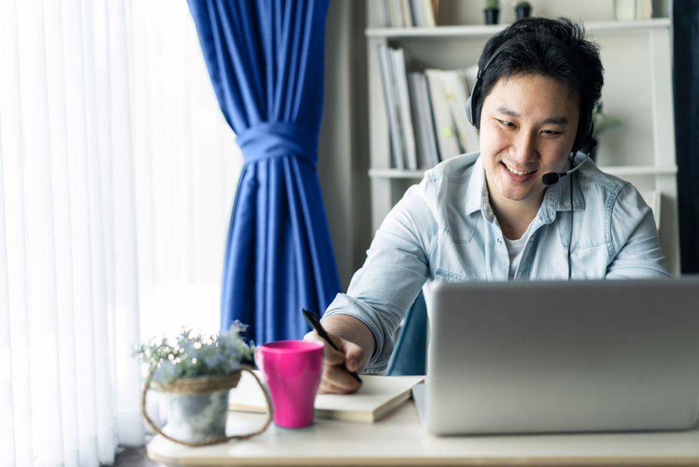 Seorang pria menjalani sesi interview online (Shutterstock.com/Hananeko_Studio)