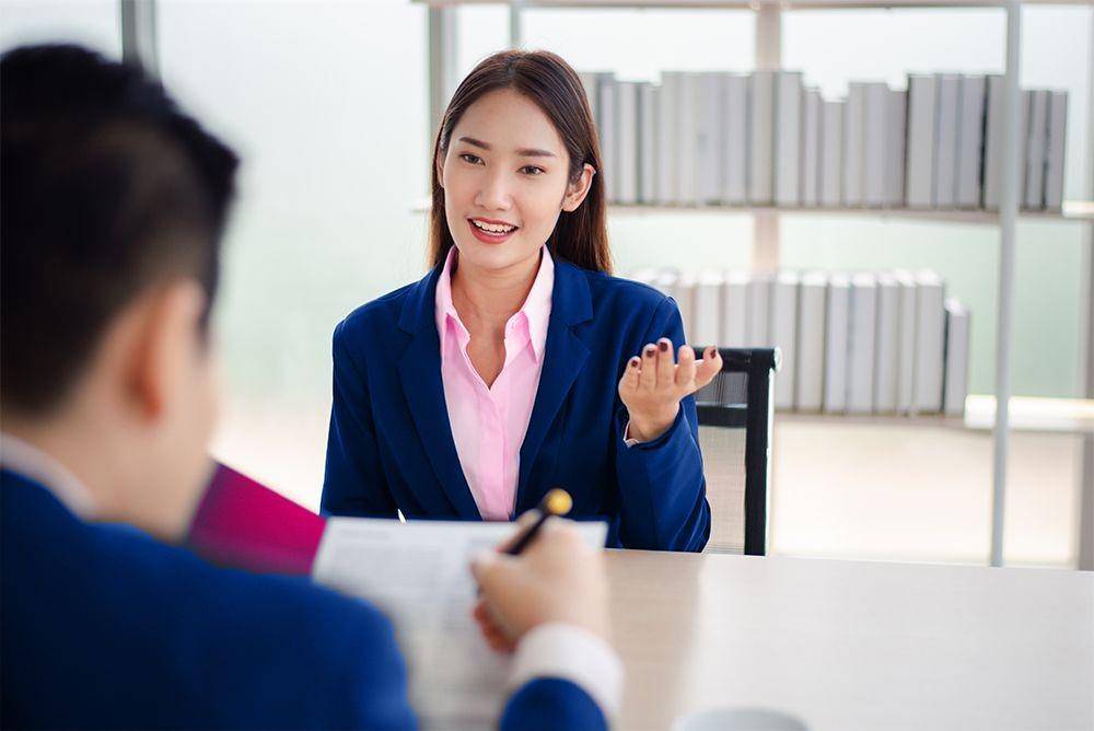 Seorang wanita dalam sesi interview (Shutterstock.com/Wear it out)