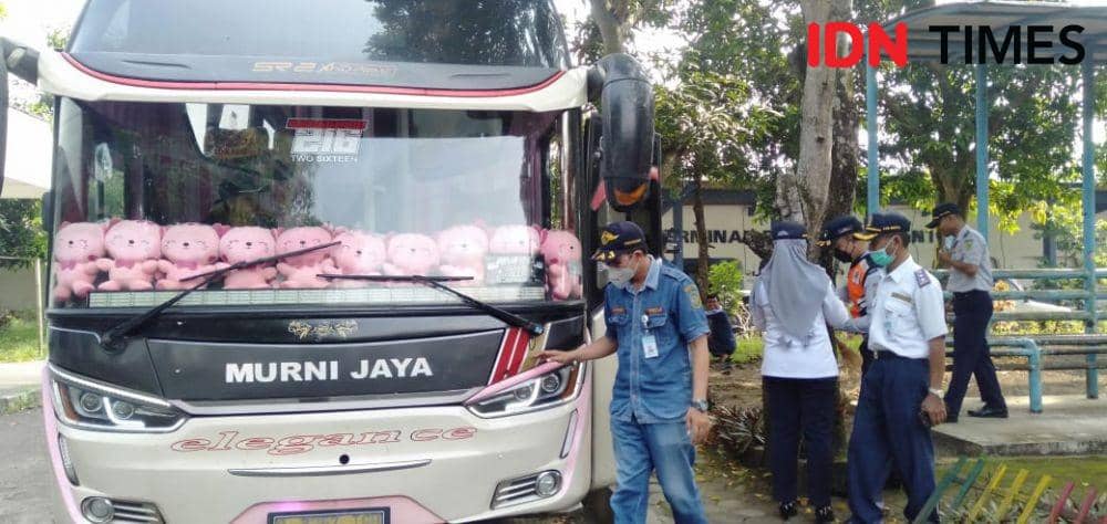 Petugas uji dari Dishub Bantul melakykan ramp check pada bus AKAP yang melayani arus mudik Lebaran di Terminal Palbapang, Bantul.(IDN Times/Daruwaskita)