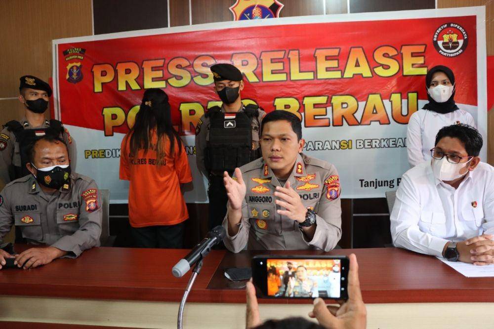 Kapolres Berau saat sampaikan press rilis terkait pengungkapan kasus prostitusi online anak di bawah umur (istimewa)