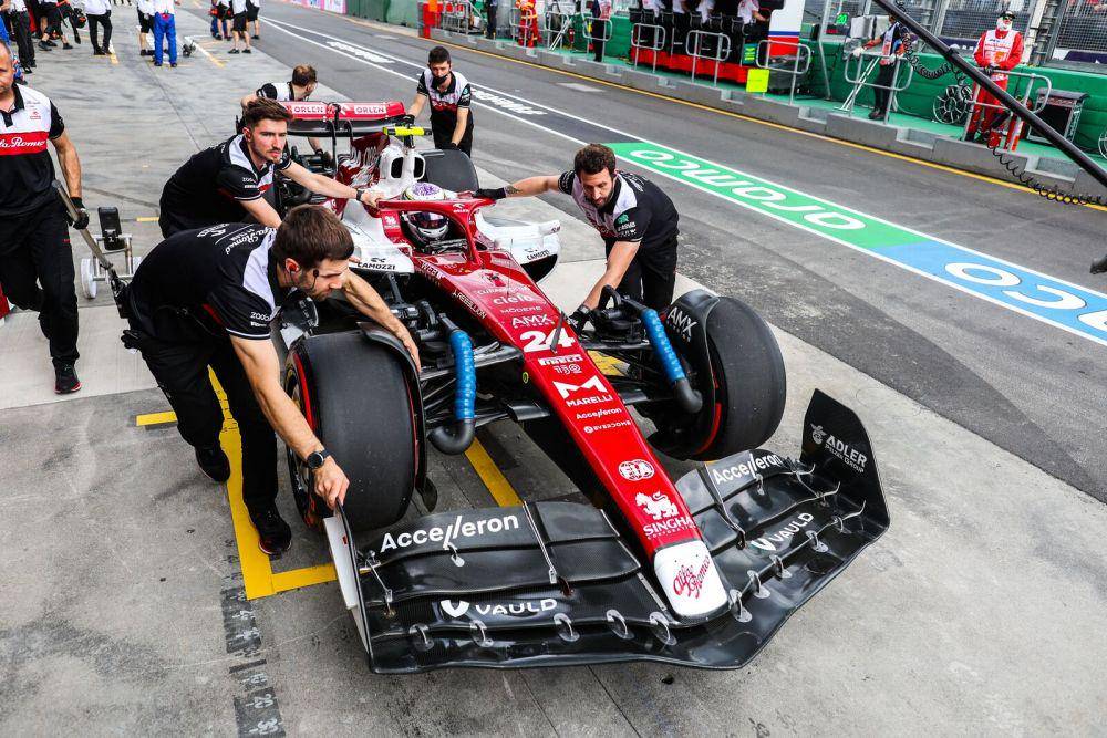 Kru tim Alfa Romeo mendorong mobil Zhou Guanyu pada GP Australia 2022. (twitter.com/alfaromeoorlen)