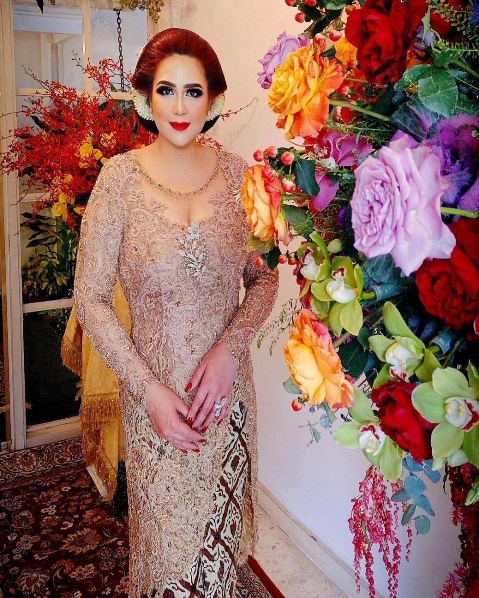 Gaya Kondangan Lala Gunawan (instagram.com/lala_gunawan_family)