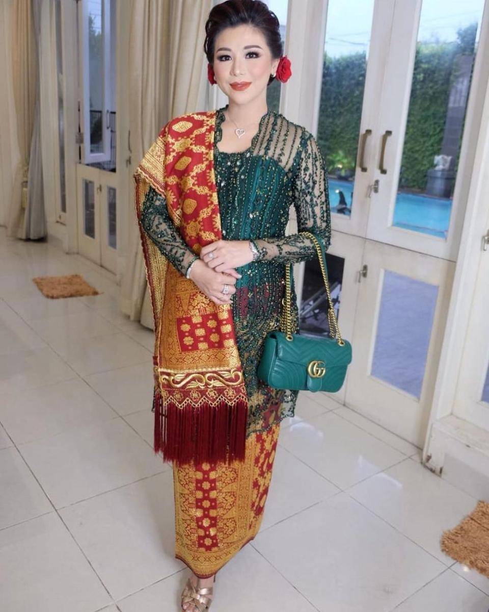 Gaya Kondangan Istri Choky Sitohang (instagram.com/mrssitohang)