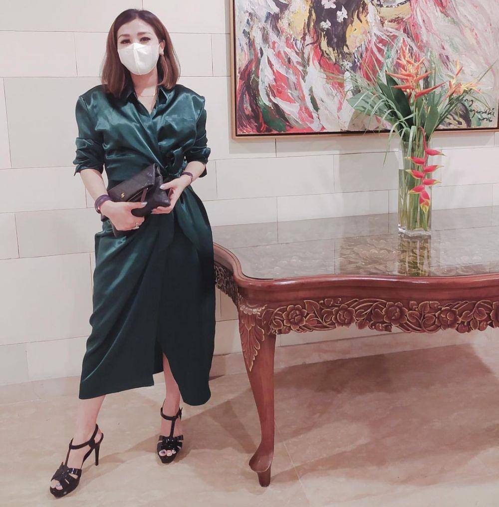 Gaya Kondangan Istri Choky SItohang (instagram.com/mrssitohang)