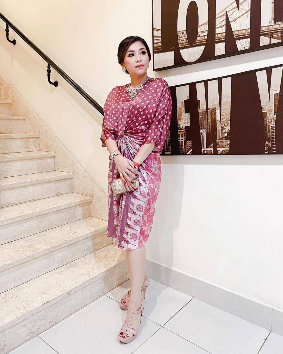 Gaya Kondangan Istri Choky Sitohang (instagram.com/mrssitohang)