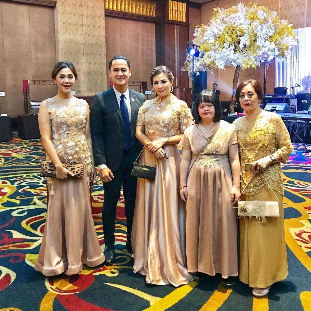 Gaya Kondangan Istri Choky SItohang (instagram.com/mrssitohang)