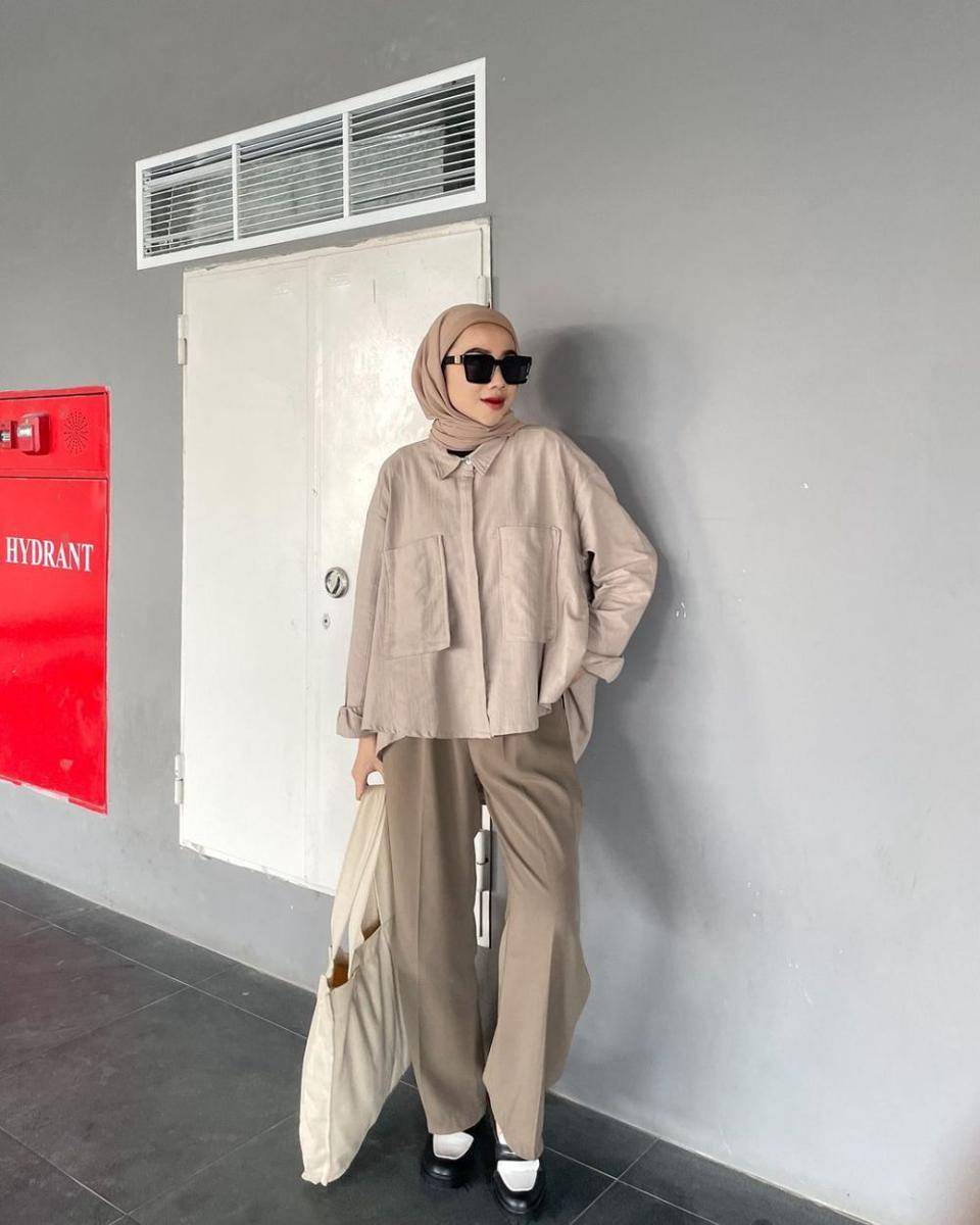 referensi OOTD dengan kemeja untuk bukber (instagram.com/delaaayuu)