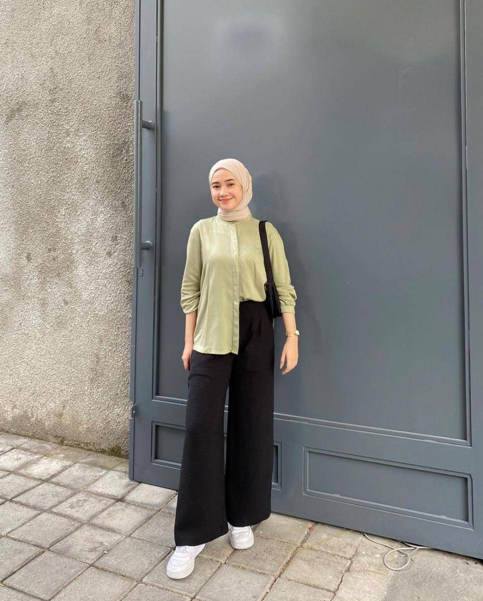 referensi OOTD dengan kemeja untuk bukber (instagram.com/inikiranaaa__)