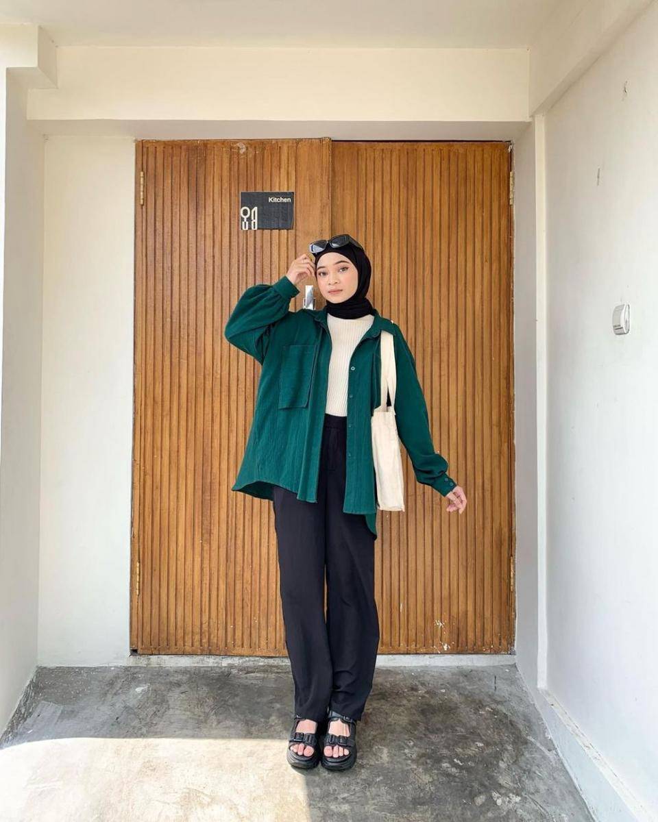 referensi OOTD dengan kemeja untuk bukber (instagram.com/astridalfinn)