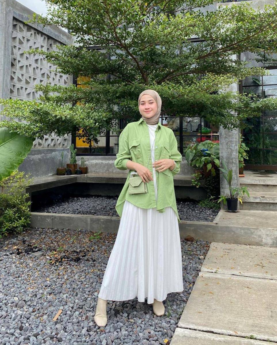 referensi OOTD dengan kemeja untuk bukber (instagram.com/inikiranaaa__)