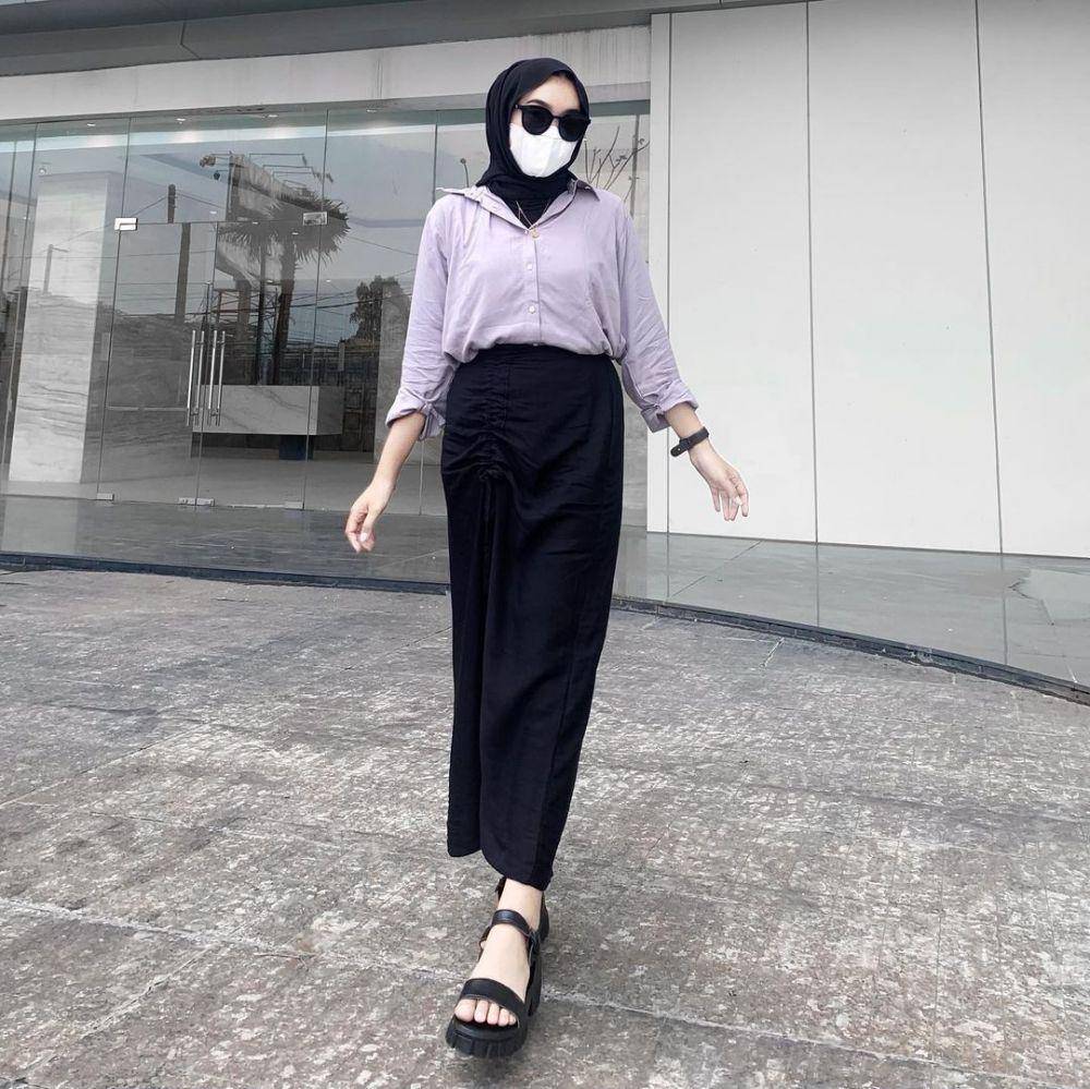 referensi OOTD dengan kemeja untuk bukber (instagram.com/deyaaletha)