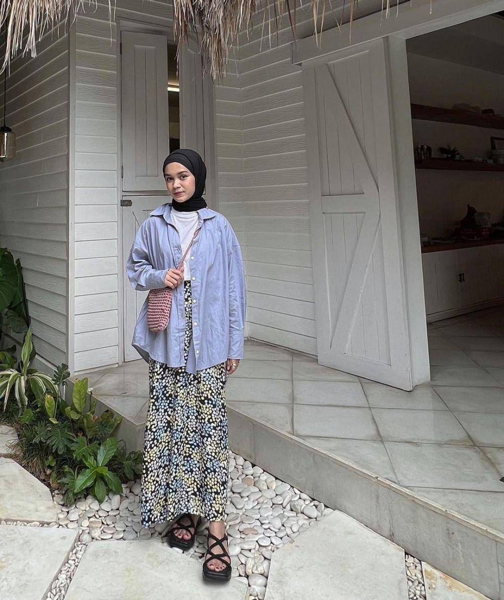 referensi OOTD dengan kemeja untuk bukber (instagram.com/yurezalina)