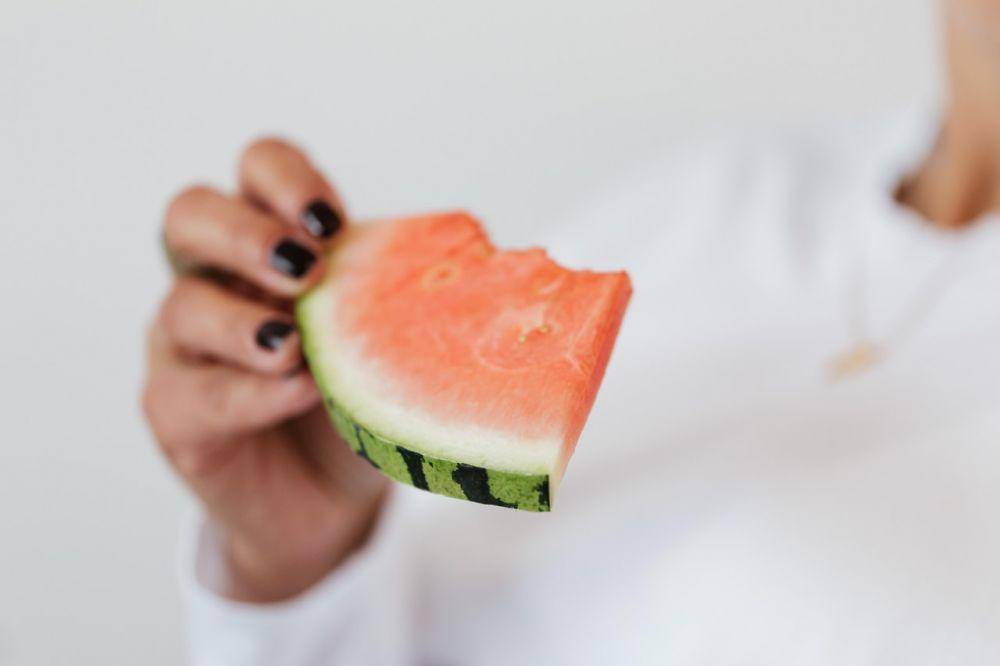 ilustrasi mengonsumsi buah (pexels.com/Karolina Grabowska)