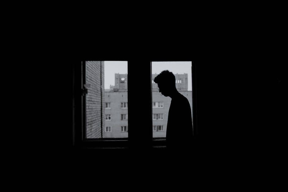 Ilustrasi pria berdiri di dekat jendela (pexels.com/Diana smykova)