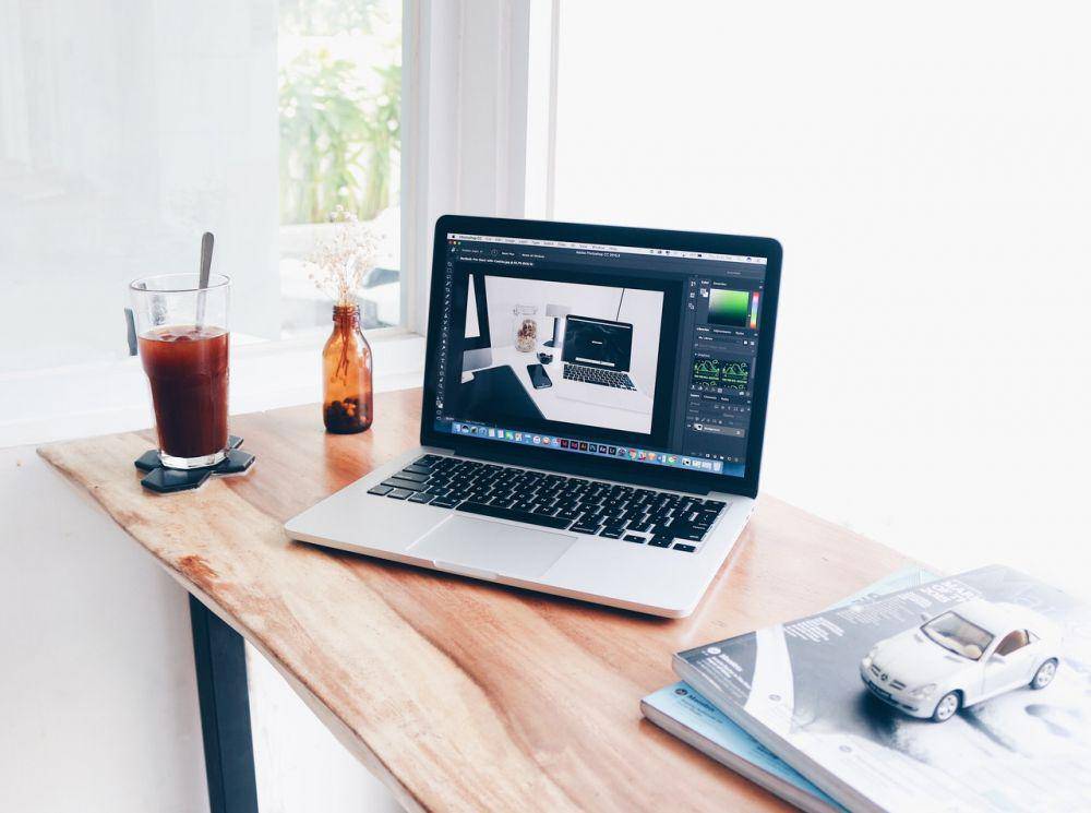 ilustrasi macbook (pexels.com/Reezky Pradata)