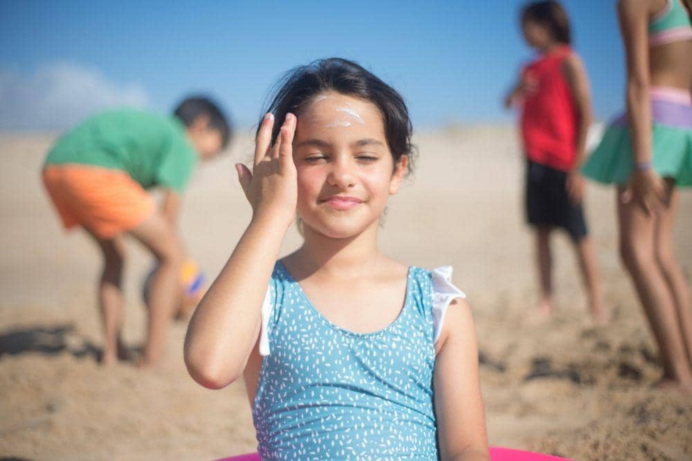 ilustrasi memakai sunscreen (pexels.com/Kampus Production)