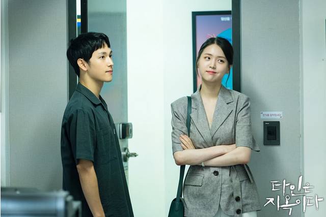 Im Si Wan dan Kim Ji Eun di KDrama Strangers From Hell. (dok. OCN/Strangers From Hell)