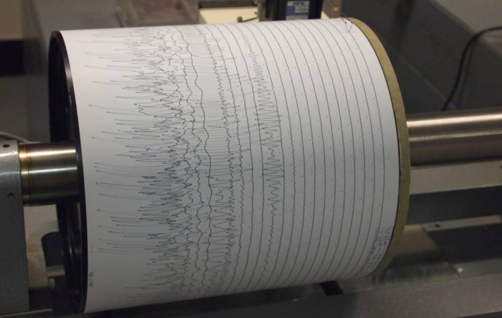 ilustrasi seismograf (commons.wikimedia.org/Z22)