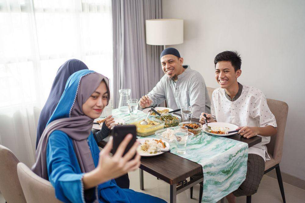 ilustrasi berfoto bersama keluarga (Shutterstock.com/Odua Images)