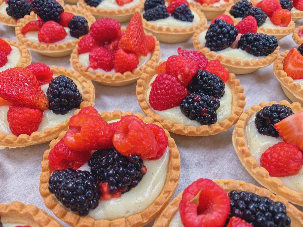ilustrasi fruit tartlets (unsplash.com/Siami Tan)