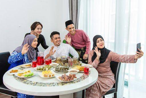 Ilustrasi seseorang sedang foto bersama (Shutterstock/Yusnizam Yusof)