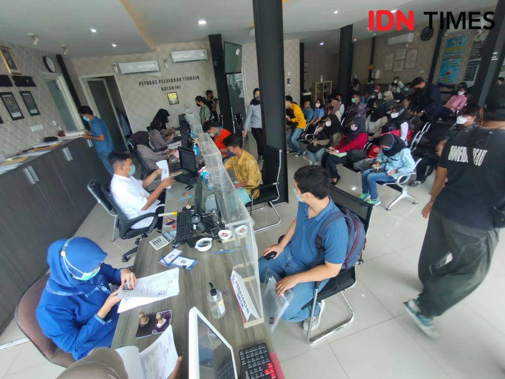 Masyarakat saat mengantre membuat SKCK di Polrestabes Surabaya, Senin (18/4/2022). (IDN Times/Khusnul Hasana)