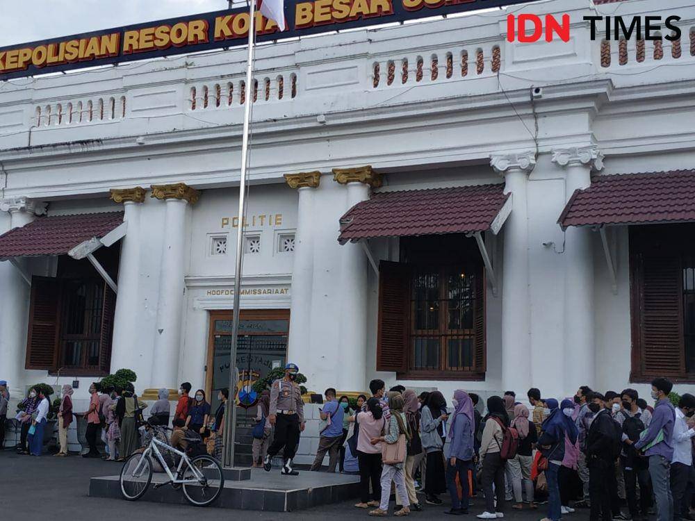Masyarakat saat mengantre membuat SKCK di Polrestabes Surabaya, Senin (18/4/2022). (IDN Times/Khusnul Hasana)