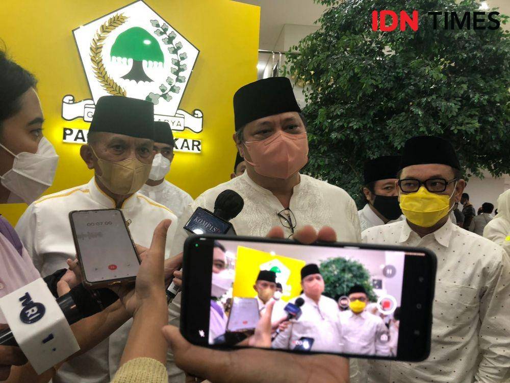 Menko Perekonomian Airlangga Hartarto saat ditemui wartawan di Kantor DPP Golkar, Senin (18/4/2022). (IDNTimes/Istimewa)