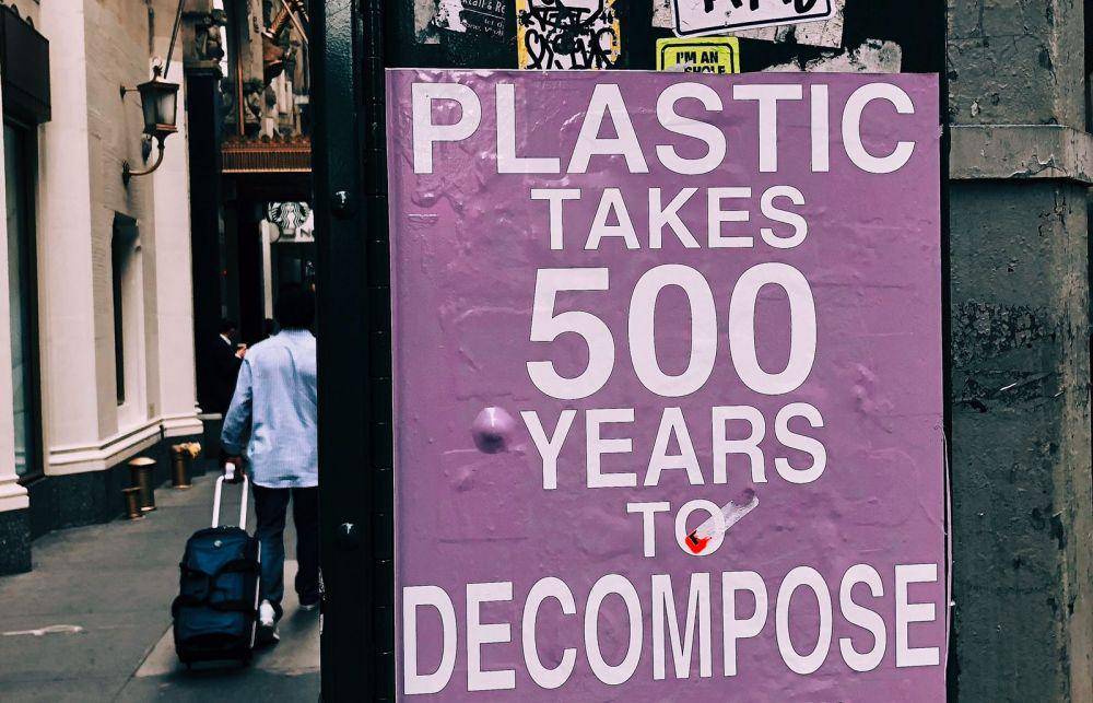 poster bahaya plastik (unsplash.com/Jon Tyson)