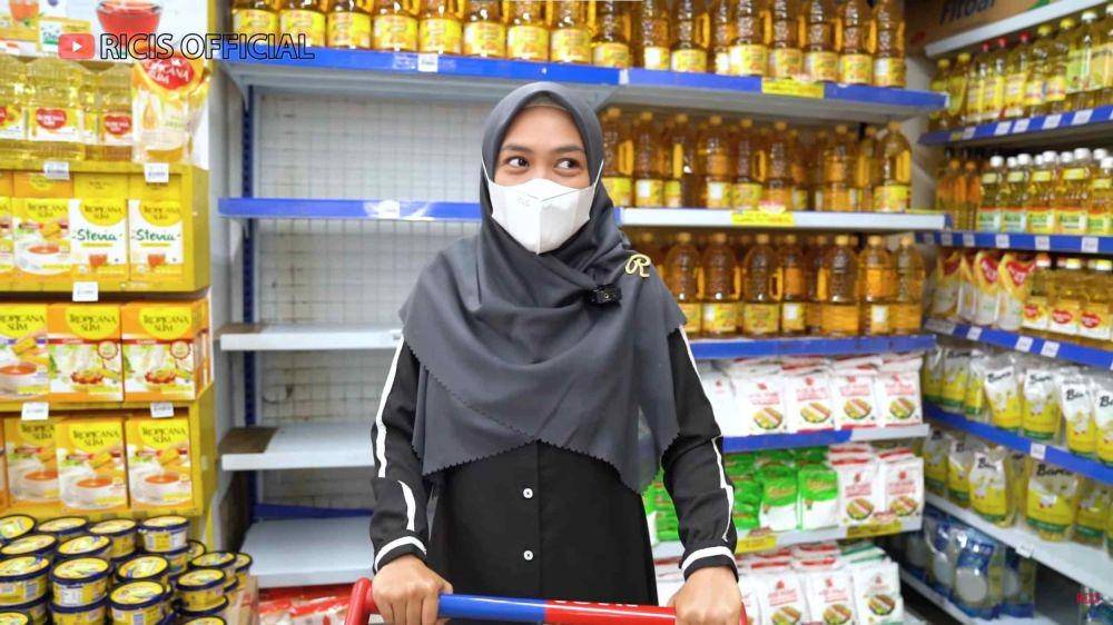 Ria Ricis belanja sampai bagi-bagi minyak (YouTube.com/Ricis Official/)