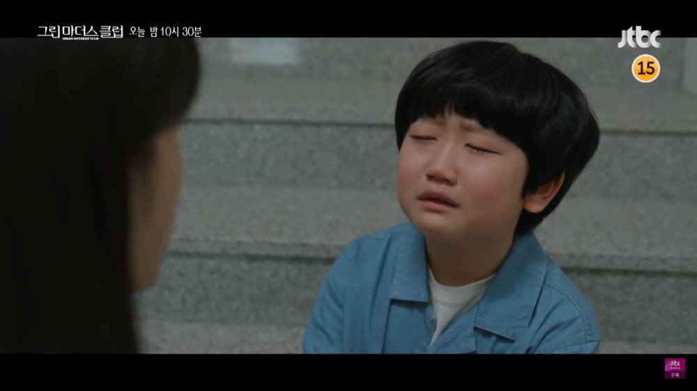 cuplikan Eun Pyo sedang menenangkan anaknya, Dong Seok di drama Korea Green Mothers' Club (Dok. JTBC Drama)