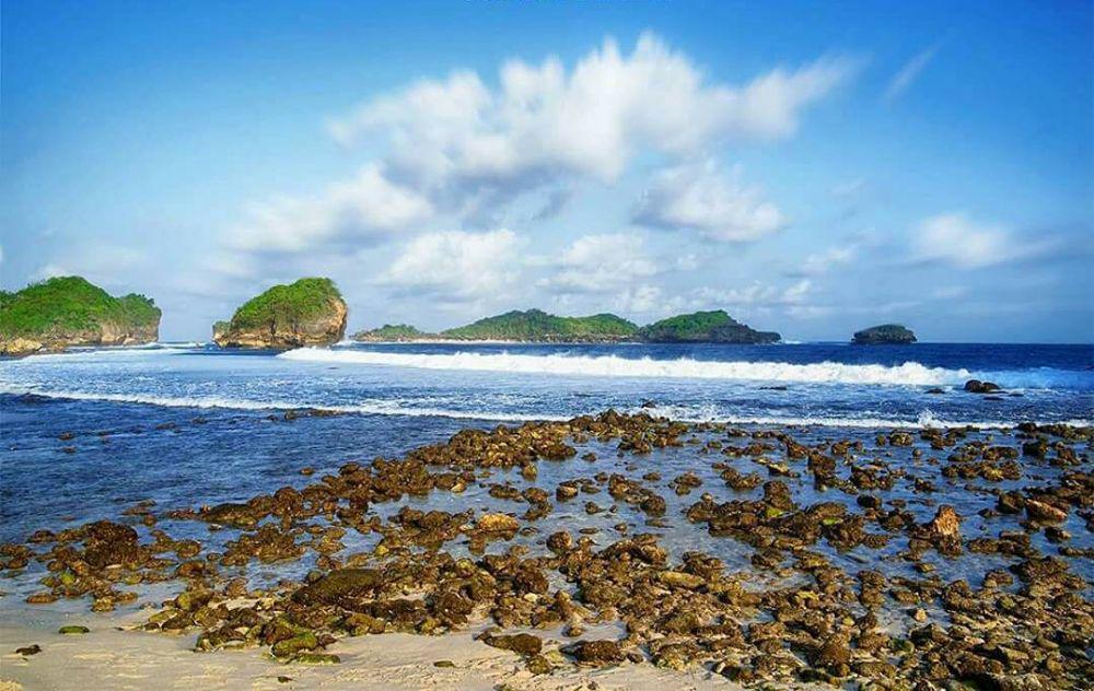 10 Pesona Cantik Pantai Peh Pulo, Raja Ampatnya Blitar!