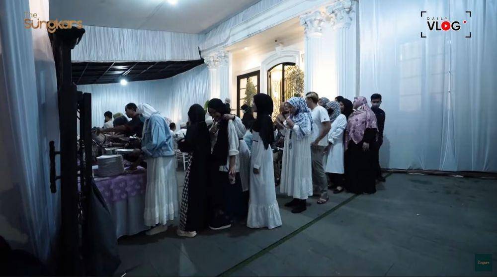 buka puasa Zaskia Sungkar (YouTube.com/The Sungkars)