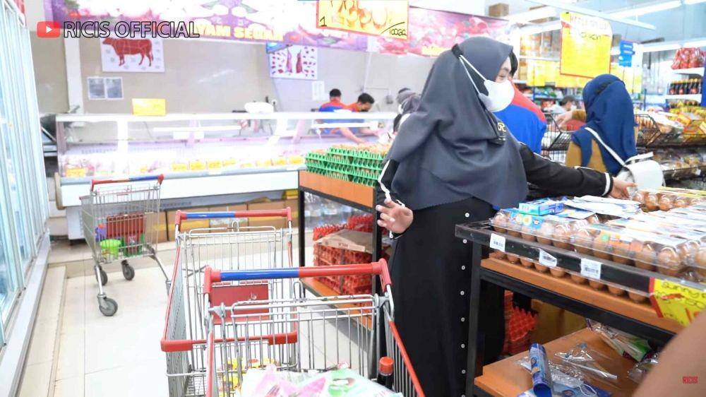 Ria Ricis belanja sampai bagi-bagi minyak (YouTube.com/Ricis Official/)