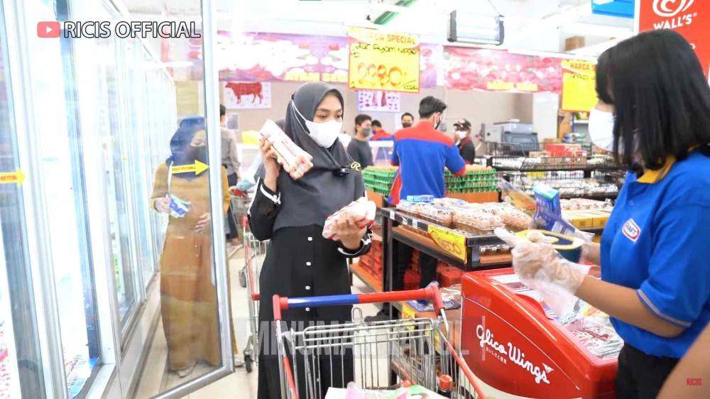 Ria Ricis belanja sampai bagi-bagi minyak (YouTube.com/Ricis Official/)