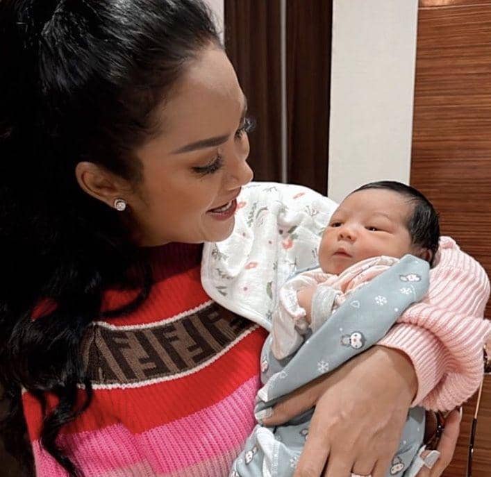 Kd ameena (instagram.com/krisdayantilemos)