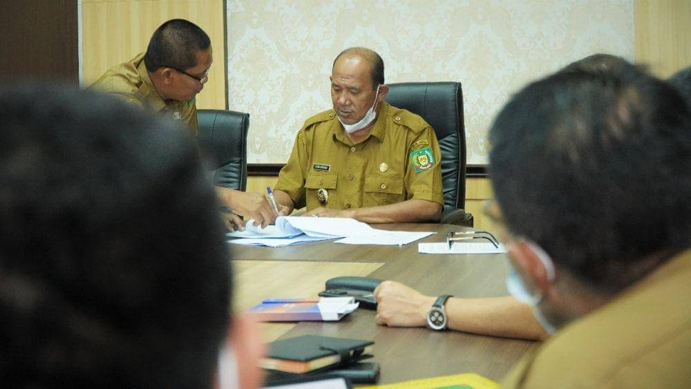 Kadis PMD yang menyampaikan hasil rekomendasi dari DPRD terkait penyelenggaraan Pilkades di Langkat kepada Plt Bupati dan peserta rapat (IDN Times/ istimewa)