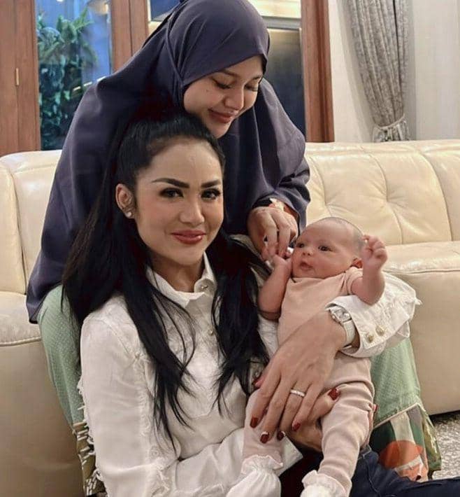 Kd ameena (instagram.com/krisdayantilemos)