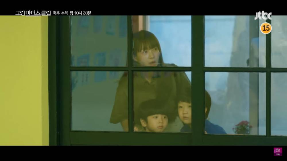 cuplikan Lee Eun Pyo (Lee Yo Won) bersama anak-anaknya, Dong Seok (Jung Si Yul) dan Dong Ju (Lee Chae Hyun) di drama Korea Green Mothers' Club (Dok. JTBC Drama)
