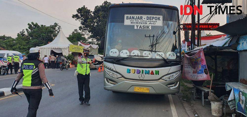 Satlantas Polres Metro Depok melakukan pemeriksaan terhadap bus yang melintas di Jalan Raya Bogor. (IDNTimes/Dicky)