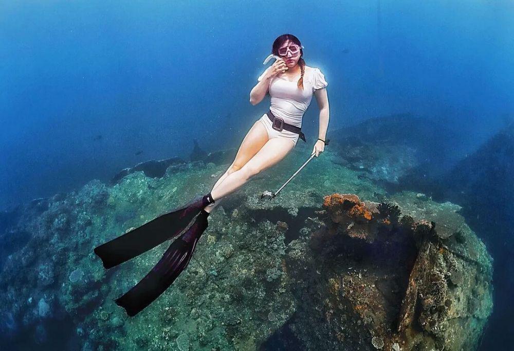 9 Potret Memukau Vicky Shu saat Freediving, Jago Pose dalam Air!