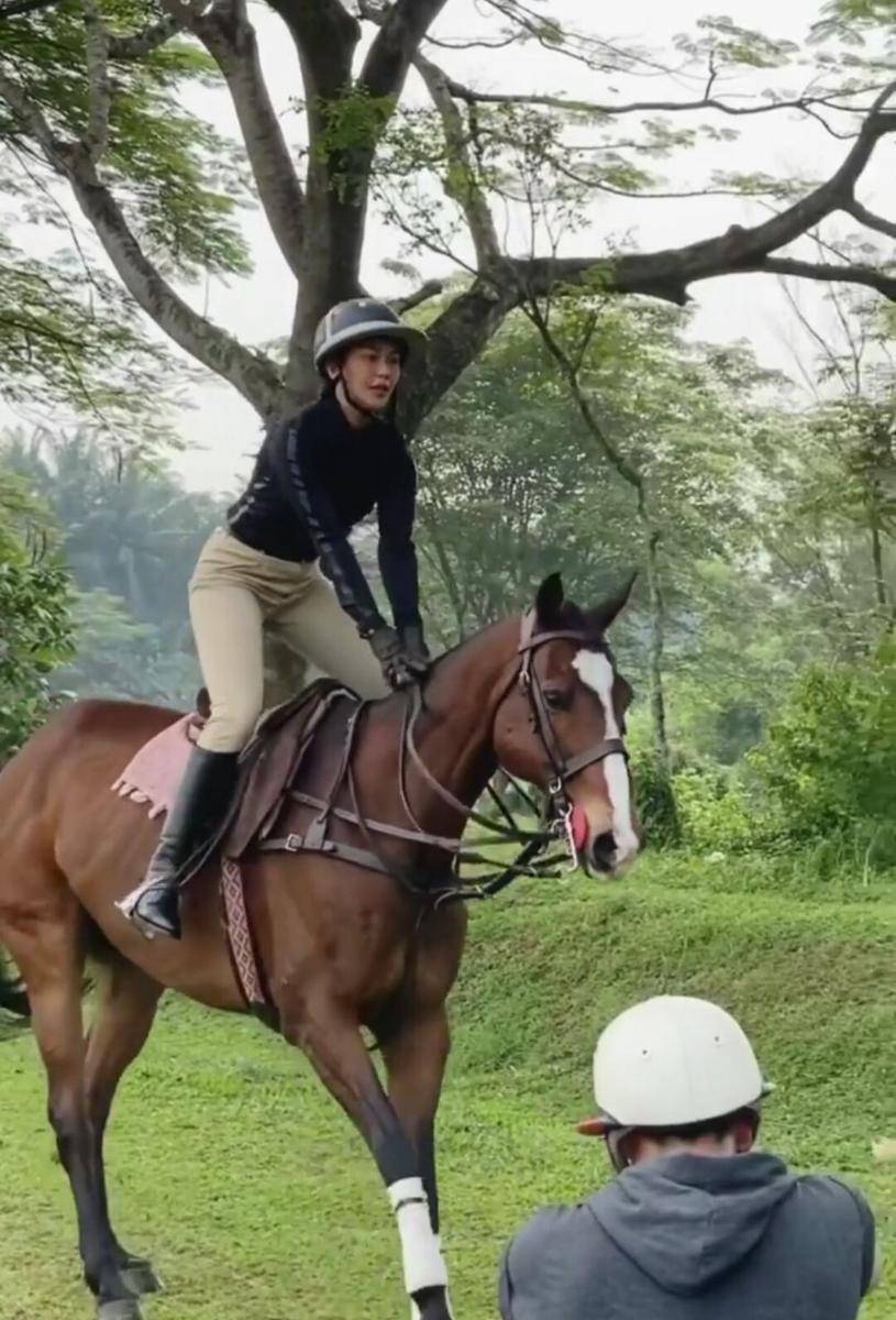 potret Dara Arafah bersama dengan kuda (instagram.com/daraarafah)