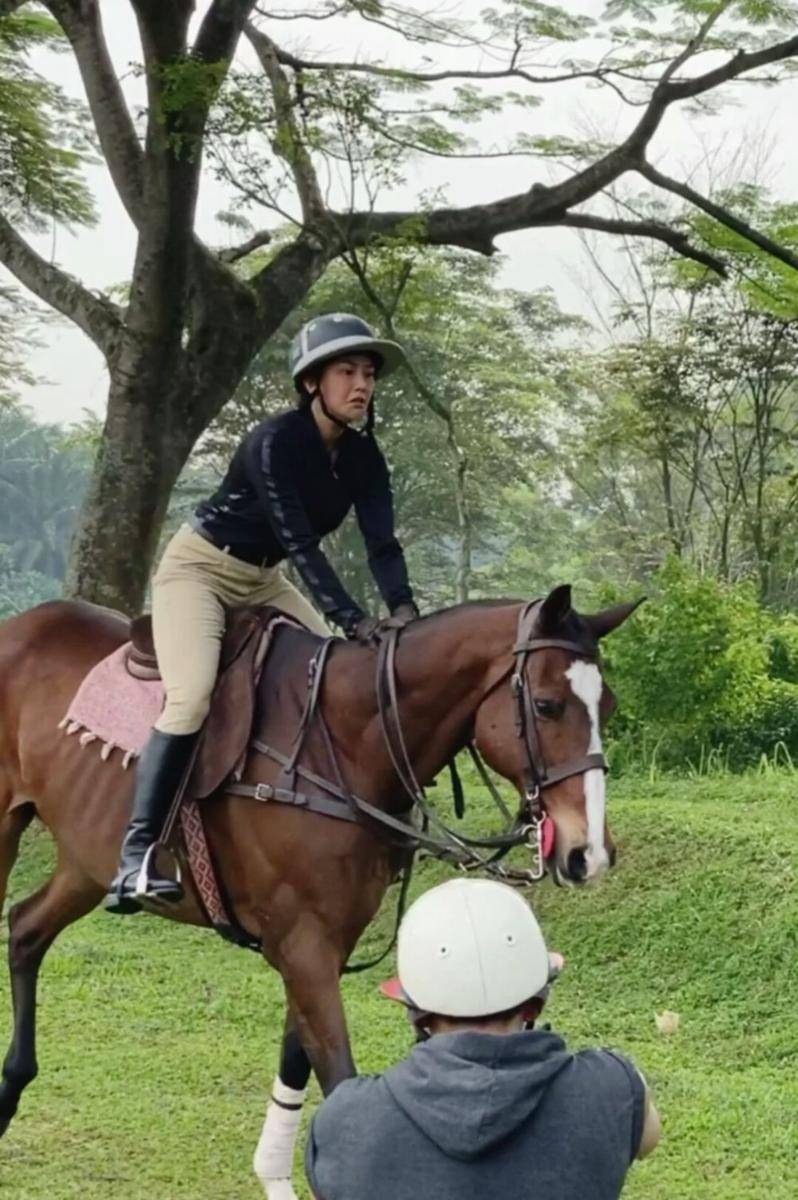 potret Dara Arafah bersama dengan kuda (instagram.com/daraarafah)