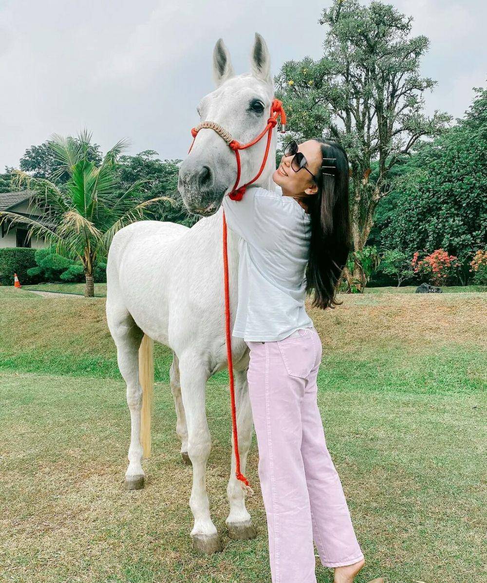 potret Dara Arafah bersama dengan kuda (instagram.com/daraarafah)
