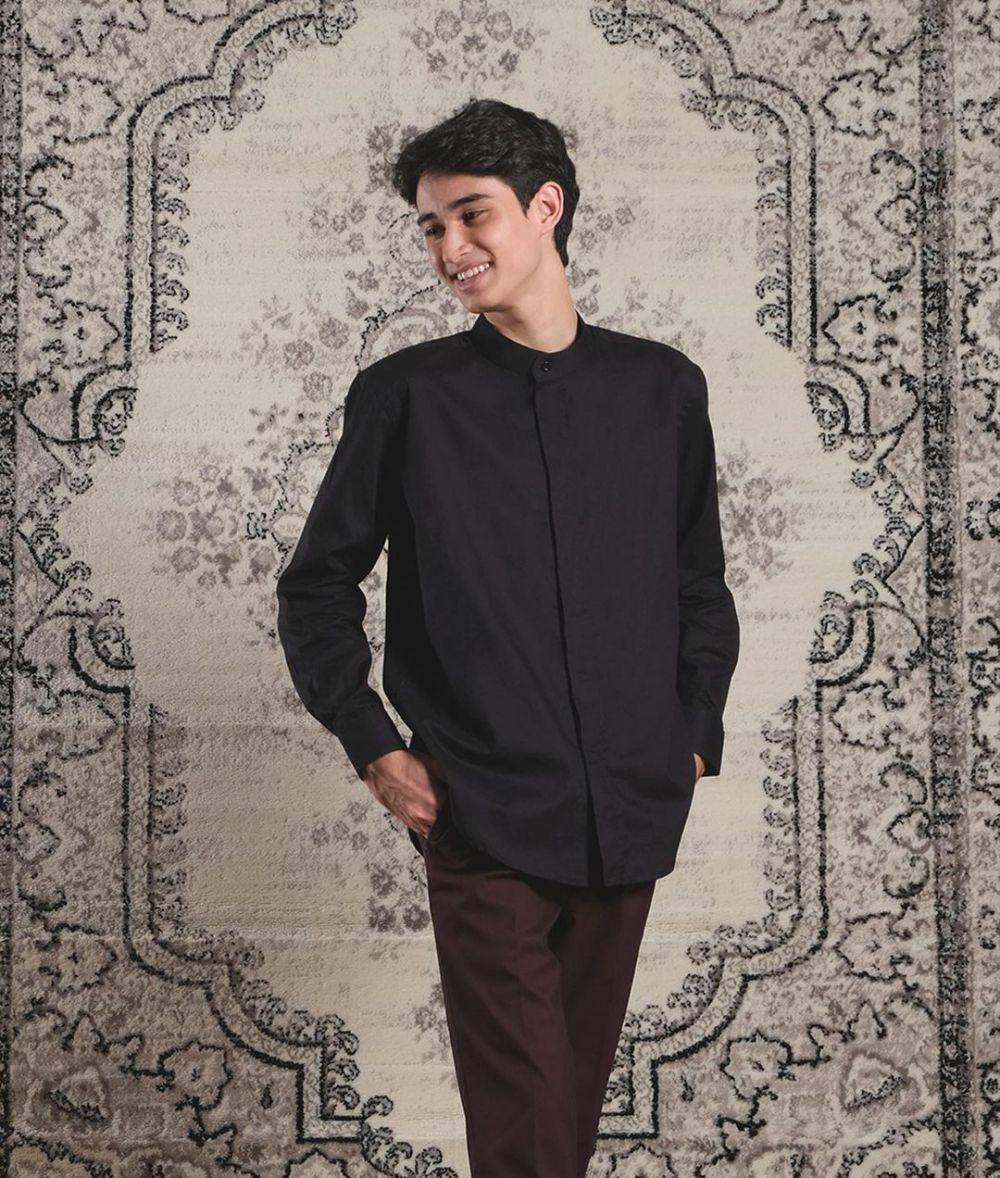 Rekomendasi merek kemeja collar band pria yang cocok dipakai saat Lebaran (Instagram.com/kasual.id)