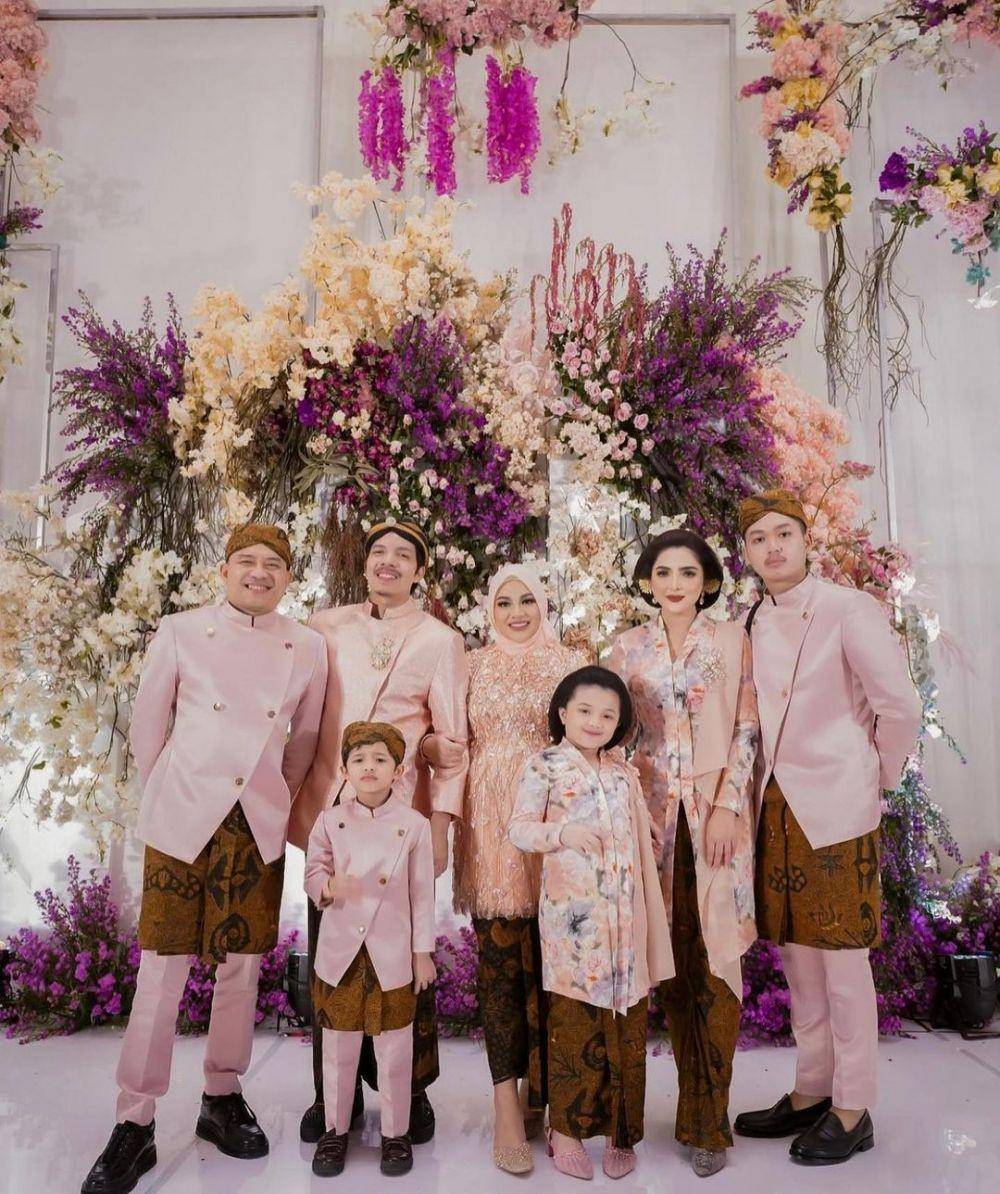 Kebaya seragam. (instagram.com/rikawirtjes)