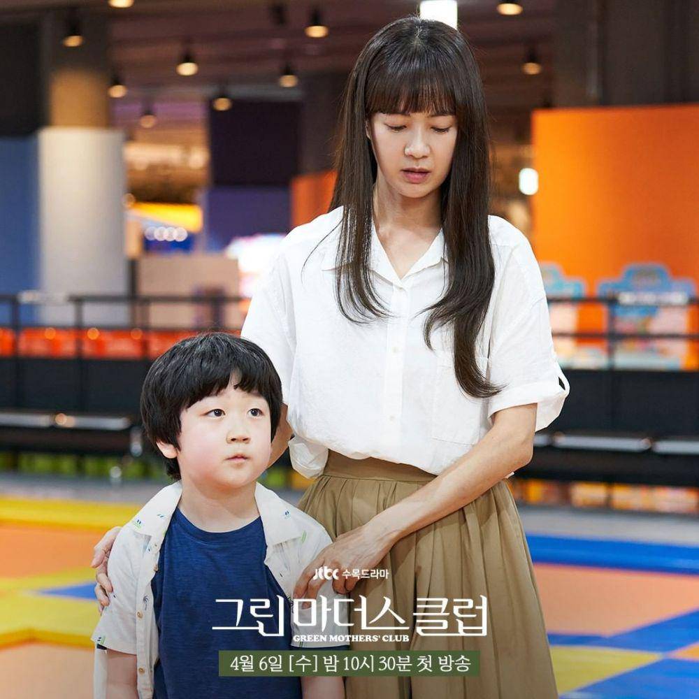 cuplikan Lee Eun Pyo (Lee Yo Won) bersama anaknya Dong Seok (Jung Si Yul) di drama Korea Green Mothers' Club (instagram.com/jtbcdrama)