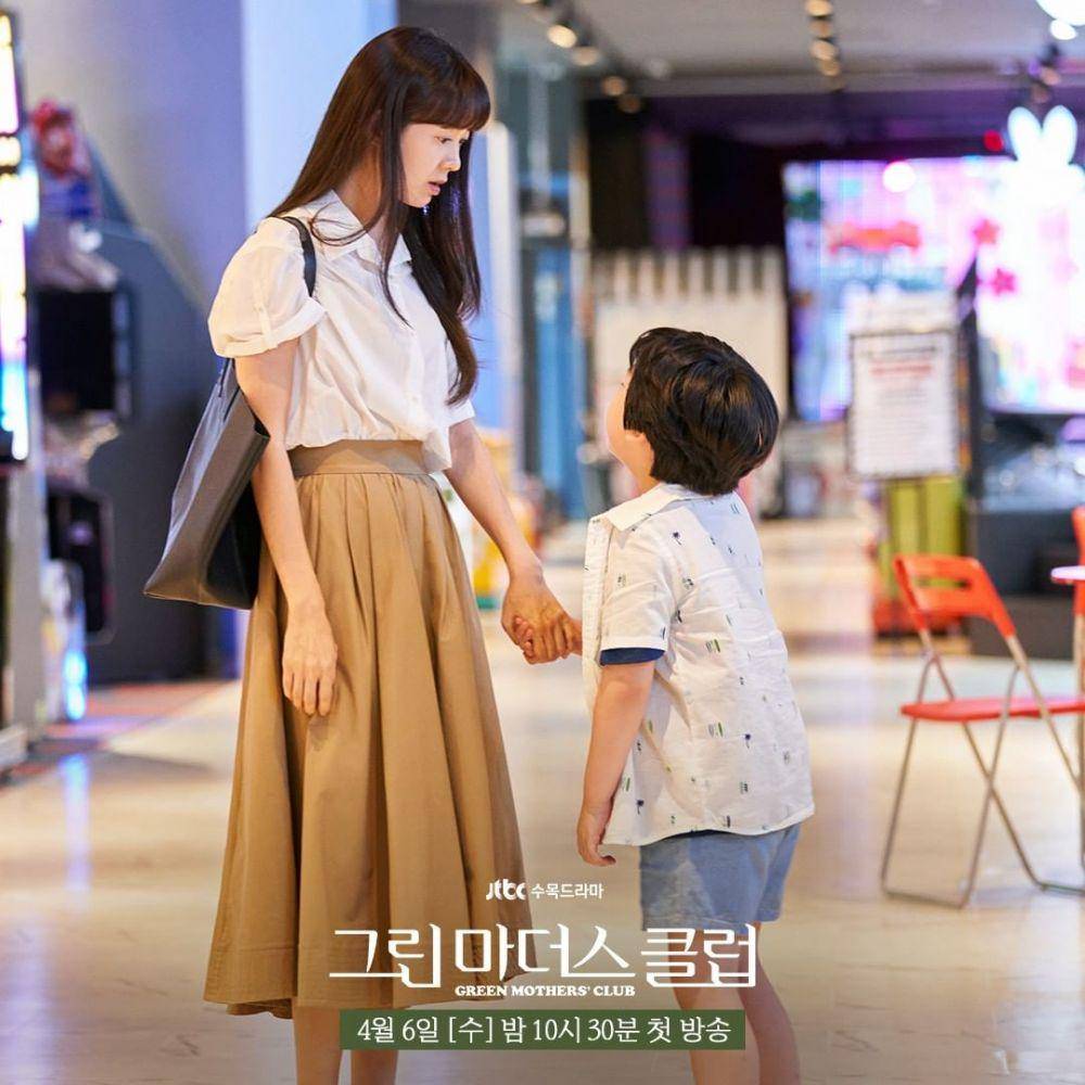 cuplikan Lee Eun Pyo (Lee Yo Won) bersama anaknya Dong Seok (Jung Si Yul) di drama Korea Green Mothers' Club (instagram.com/jtbcdrama)