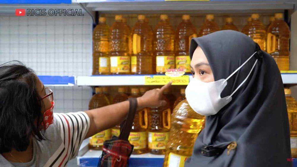 Ria Ricis belanja sampai bagi-bagi minyak (YouTube.com/Ricis Official/)